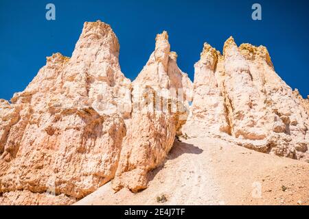 Blue Sky und Felsstrukturen genannt Hoodoos im Bryce Canyon National Park, Utah, USA. Stockfoto