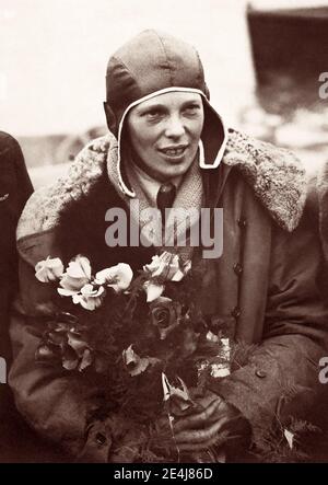 Amelia Earhart (1897-1937) in Southampton, England, nach dem erfolgreichen Abschluss ihres Transatlantikfluges 1928, ein Jahr nach Charles Lindberghs Solo-Transatlantikflug. Da der größte Teil des Fluges auf Instrumenten war und Earhart keine Ausbildung für diese Art des Fliegens hatte, hat sie das Flugzeug nicht pilotieren lassen. 1932, fünf Jahre nach Lindberghs historischem Flug, machte Earhart ihren eigenen Nonstop-Solo-transatlantischen Flug. Stockfoto