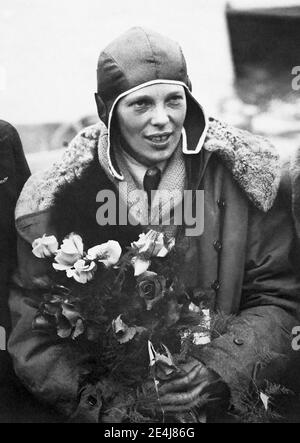 Amelia Earhart (1897-1937) in Southampton, England, nach dem erfolgreichen Abschluss ihres Transatlantikfluges 1928, ein Jahr nach Charles Lindberghs Solo-Transatlantikflug. Da der größte Teil des Fluges auf Instrumenten war und Earhart keine Ausbildung für diese Art des Fliegens hatte, hat sie das Flugzeug nicht pilotieren lassen. 1932, fünf Jahre nach Lindberghs historischem Flug, machte Earhart ihren eigenen Nonstop-Solo-transatlantischen Flug. Stockfoto