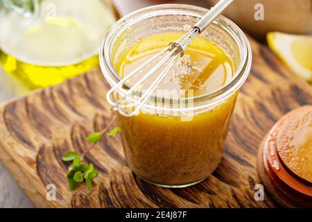 Hausgemachtes griechisches Salatdressing oder Marinade Stockfoto
