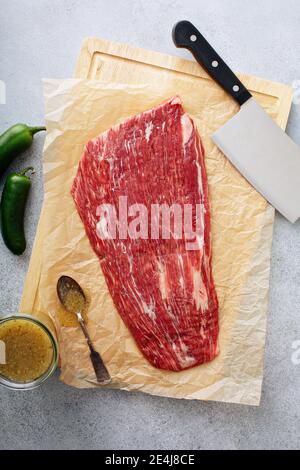 Rohes Flankensteak auf einem Schneidebrett Stockfoto