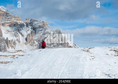 Der Bergsteiger auf die Spitze der Berge Stockfoto