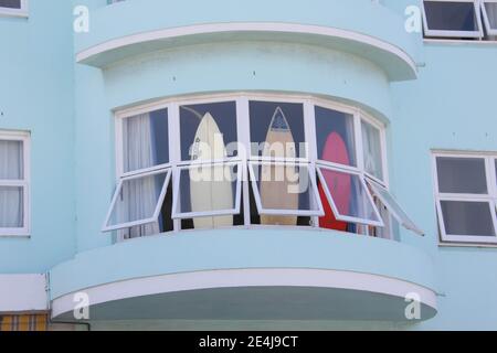 Surfbretter, die in einer Wohnung in Bondi, Sydney, Australien, an den Fenstern gelehnt sind. Stockfoto