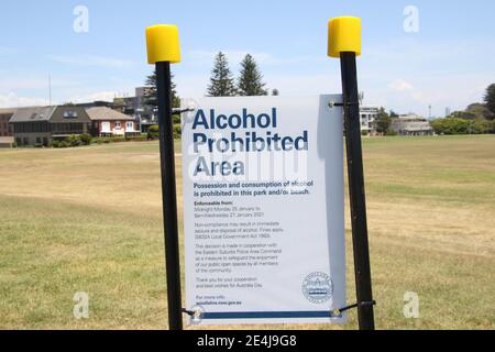 Sydney, Australien. Januar 2021. Woollahra Council hat in Parks Schilder angebracht, die während der Feierlichkeiten zum Australia Day vorübergehend Alkohol verbieten. Im Bild: Christison Park. Kredit: Richard Milnes/Alamy Live Nachrichten Stockfoto