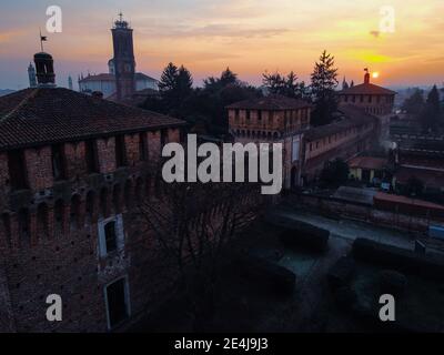 Winter Sonnenuntergang über dem Himmel von Galliate, Novara, Piemont, Italien Stockfoto