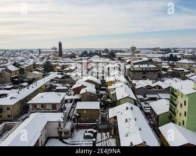 Die Dächer von Galliate nach einem schönen und starken Schneefall, Novara, Piemont, Italien Stockfoto