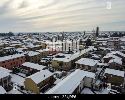 Die Dächer von Galliate nach einem schönen und starken Schneefall, Novara, Piemont, Italien Stockfoto