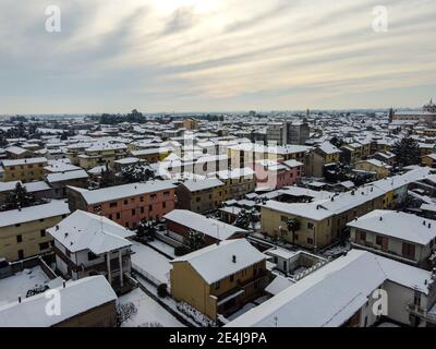 Die Dächer von Galliate nach einem schönen und starken Schneefall, Novara, Piemont, Italien Stockfoto