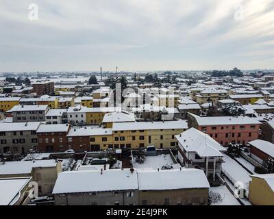 Die Dächer von Galliate nach einem schönen und starken Schneefall, Novara, Piemont, Italien Stockfoto