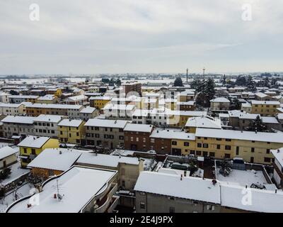 Die Dächer von Galliate nach einem schönen und starken Schneefall, Novara, Piemont, Italien Stockfoto