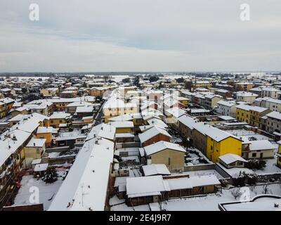 Die Dächer von Galliate nach einem schönen und starken Schneefall, Novara, Piemont, Italien Stockfoto