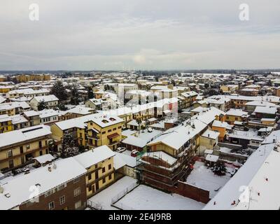 Die Dächer von Galliate nach einem schönen und starken Schneefall, Novara, Piemont, Italien Stockfoto