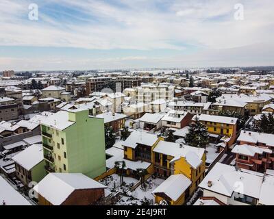 Die Dächer von Galliate nach einem schönen und starken Schneefall, Novara, Piemont, Italien Stockfoto