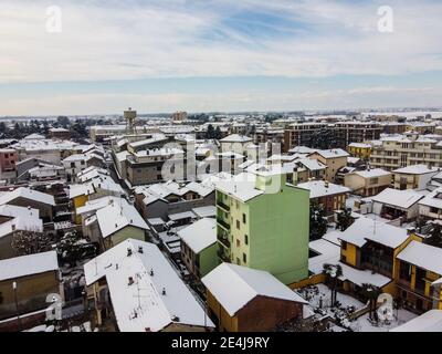 Die Dächer von Galliate nach einem schönen und starken Schneefall, Novara, Piemont, Italien Stockfoto