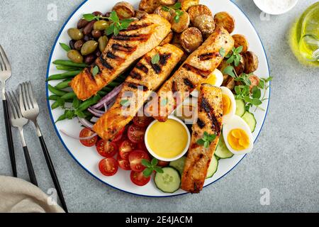 Gegrillter Lachs-Nicoise-Salat mit frischem Gemüse und Eiern Stockfoto