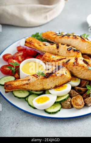 Gegrillter Lachs-Nicoise-Salat mit frischem Gemüse und Eiern Stockfoto