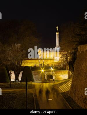 Nachtansicht der Belgrader Festung Kalemegdan, mit Victor Denkmal, dem Ersten Weltkrieg Sieg in Belgrad, Serbien gewidmet Stockfoto