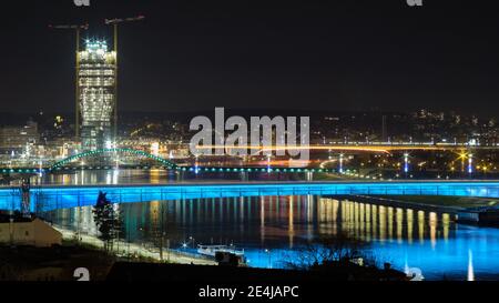 Belgrad, Serbien - 21. Januar 2021: Blick von der Belgrader Festung auf den Fluss Sava, Belgrader Uferpromenade und Belgrader Brücken bei Nacht Stockfoto