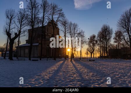 Die Sonne geht über der schneebedeckten Ebene und dem Heiligtum von Varallino di Galliate, Novara, Piemont, Italien Stockfoto