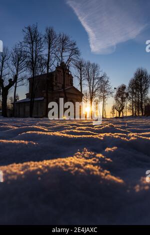 Die Sonne geht über der schneebedeckten Ebene und dem Heiligtum von Varallino di Galliate, Novara, Piemont, Italien Stockfoto