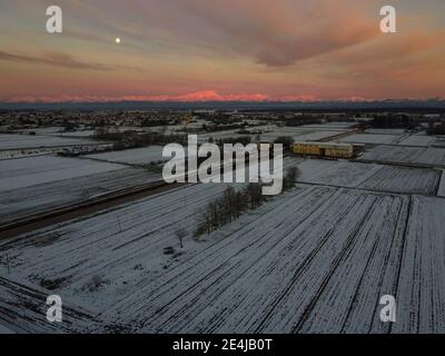 Sonnenaufgang auf dem Monte Rosa und den Alpen aus der Novara-Ebene nach einem Schneefall. Stockfoto