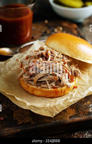 Zog Schweinebandwich auf einem Brioche-Brötchen Stockfoto