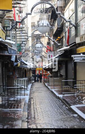ISTANBUL, TÜRKEI - 18. JANUAR 2021: Bars und Restaurants sind in der Nevizade Straße geschlossen, wo eines der beliebtesten Unterhaltungsziele ist Stockfoto