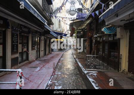 ISTANBUL, TÜRKEI - 18. JANUAR 2021: Bars und Restaurants sind in der Nevizade Straße geschlossen, wo eines der beliebtesten Unterhaltungsziele ist Stockfoto