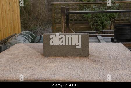 Porenbeton Gebäude Breeze Block bedeckt in Frost auf einer Baustelle in Rural Devon, England, Großbritannien Stockfoto