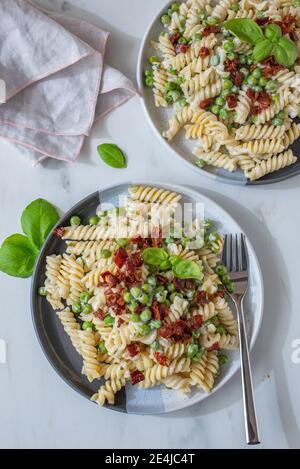 Gesunde hausgemachte Ricotta Pasta mit Speck und Erbsen Stockfoto