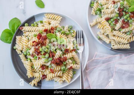 Gesunde hausgemachte Ricotta Pasta mit Speck und Erbsen Stockfoto