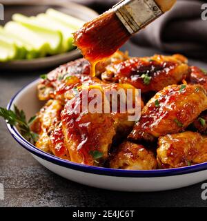 Süße und würzige Hähnchenflügel mit Glasur Stockfoto