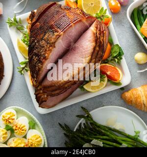 Osterbrunch mit spiralförmigem Schinken und gebratenem Lachs Stockfoto