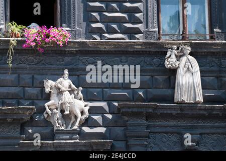 Lviv Ukraine, dekorative Elemente auf der Gebäudefassade des schwarzen Hauses auf dem Marktplatz, der das historische Museum beherbergt Stockfoto