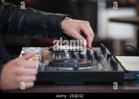 Nahaufnahme von männlichen DJ-Händen auf einem DJ-Consolle Stockfoto