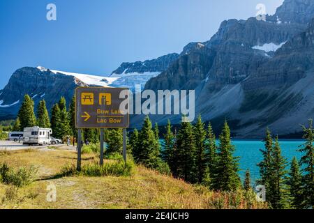 Bow Lake Seeufer im Sommer sonnigen Tag. Bow Glacier, Banff National Park, Kanadische Rockies, Alberta, Kanada. Stockfoto