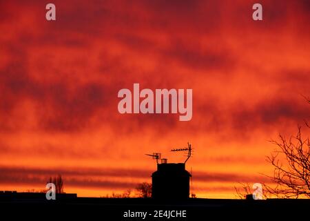 Wimbledon, London, Großbritannien. 24. Januar 2021. Farbenprächtiger und dramatischer Himmel bei Sonnenaufgang an einem frostigen Morgen mit einer langen Schneevorhersage während der Tageslichtstunden. Quelle: Malcolm Park/Alamy Live News Stockfoto