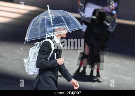 Berlin, Deutschland. Januar 2021. Models zeigen Mode auf der About You Show auf der About You Fashion Week Produktion im Kraftwerk in der Köpenicker Straße. Die Berlin Fashion Week für die Herbst/Winter Saison 2021/2022 findet dieses Mal online statt, die Shows werden wegen der Pandemie online gezeigt. Quelle: Jens Kalaene/dpa-Zentralbild/dpa/Alamy Live News Stockfoto