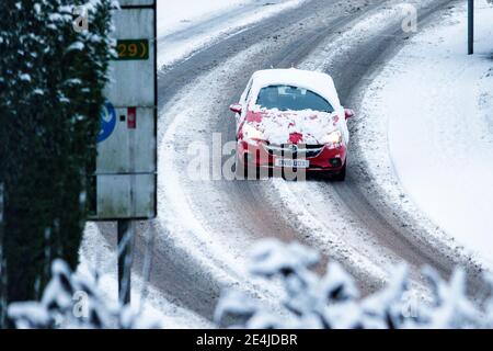 Chippenham, Wiltshire, Großbritannien. Januar 2021. Als Chippenham-Bewohner zu ihrem ersten Schnee des Jahres aufwachen, werden die Fahrer auf den vereisten Straßen abgebildet. Quelle: Lynchpics/Alamy Live News Stockfoto