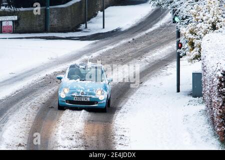 Chippenham, Wiltshire, Großbritannien. Januar 2021. Als Chippenham-Bewohner zu ihrem ersten Schnee des Jahres aufwachen, werden die Fahrer auf den vereisten Straßen abgebildet. Quelle: Lynchpics/Alamy Live News Stockfoto