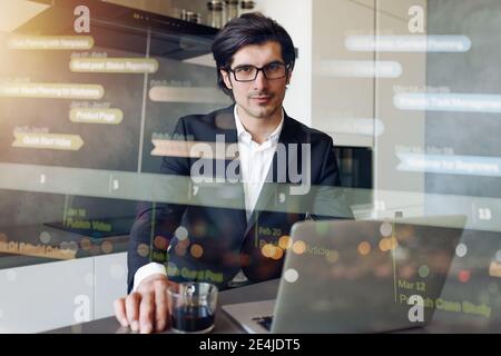 Man Telearbeiter arbeitet zu Hause mit einem Laptop. Internet-Sharing-Effekt Stockfoto