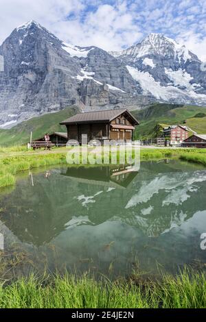 Kleiner Alpenteich in kleiner Scheidegg Bergort, Grindelwald, Berner Oberland, Schweiz mit Bergchalet und dem Eiger im Hintergrund Stockfoto