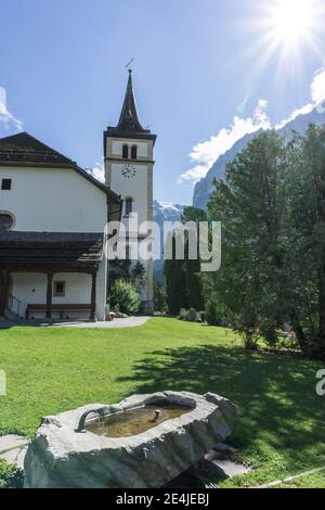 Die kleine weiße reformierte Kirche oder Reformierte Kirche in Grindelwald, im Berner Oberland, Schweiz an einem sonnigen Tag im August Stockfoto