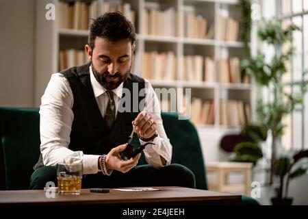 Porträt eines bärtigen Mannes, der Rauchpfeife vorbereitet Stockfoto