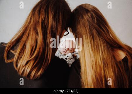 Eltern mit niedlichen Jungen im Studio Stockfoto