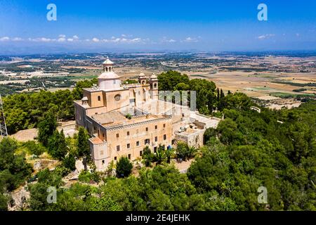 Spanien, Balearen, Petra, Hubschrauberblick über das Bonany Sanctuary im Sommer Stockfoto