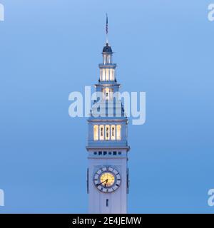 Beleuchtetes Fährgebäude in San Francisco, Kalifornien, USA Stockfoto