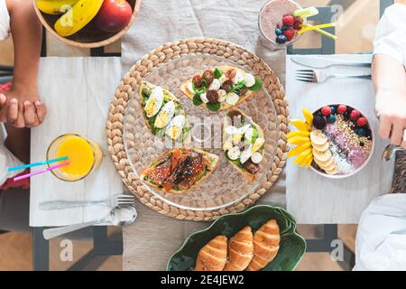 Hände von zwei Menschen essen gesundes Frühstück Stockfoto