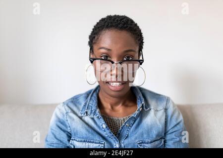 Porträt der Frau mit Brille Stockfoto