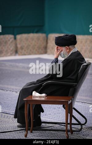 Irans oberster Führer Ayatollah Seyed Ali Khamenei, sitzt neben Qasem Soleimani Hauptgeneralkommandeur der Quds-Kräfte des Korps der Islamischen Revolutionsgarde während der Trauerfeier des Martyriums von Hazrat Fatima Zahra in Teheran, Iran,17/01/2021- Foto von Alfred Yaghobzadeh/ABACAPRESS.COM Stockfoto